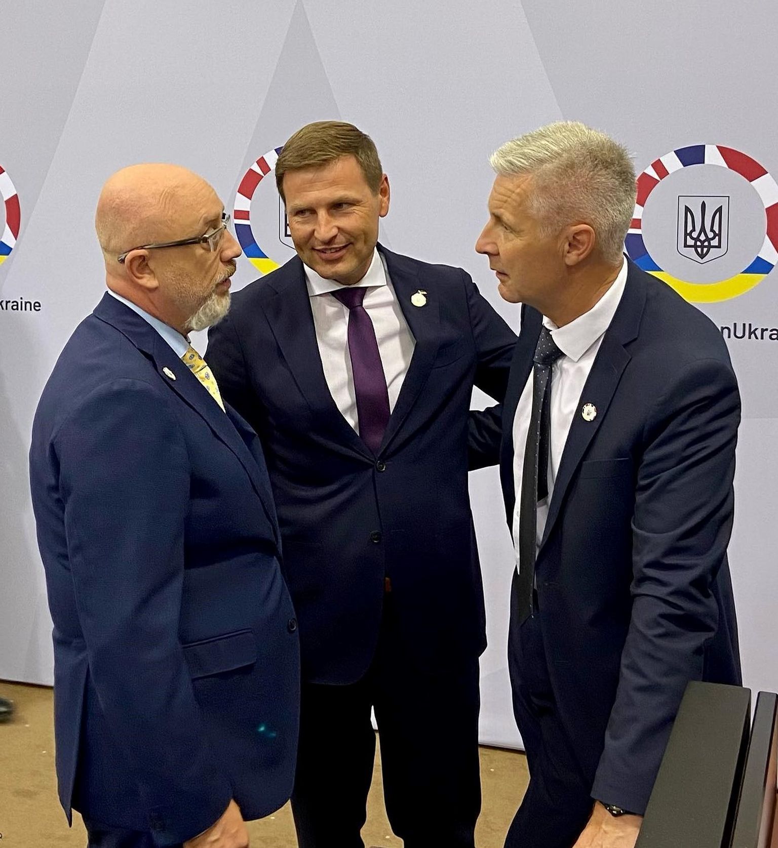Kaitseminister Hanno Pevkur (keskel) ja tema Ukraina kolleeg Oleksi Reznikov (vasakul) kohtusid Taanis.