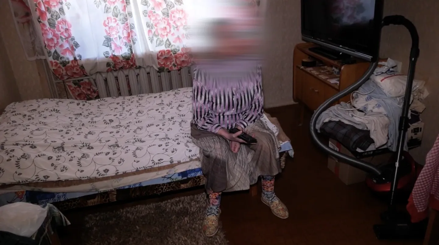 Мари сидит на углу своей кровати в тех же рейтузах, что и во время предполагаемой попытки изнасилования.