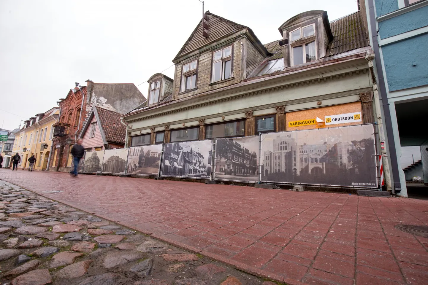 Rüütli 20/22 hoonetele paigutatud aiad pigem piiravad turistide silmade eest koledat vaatepilti majas sees, kui takistavad kodutuid.
