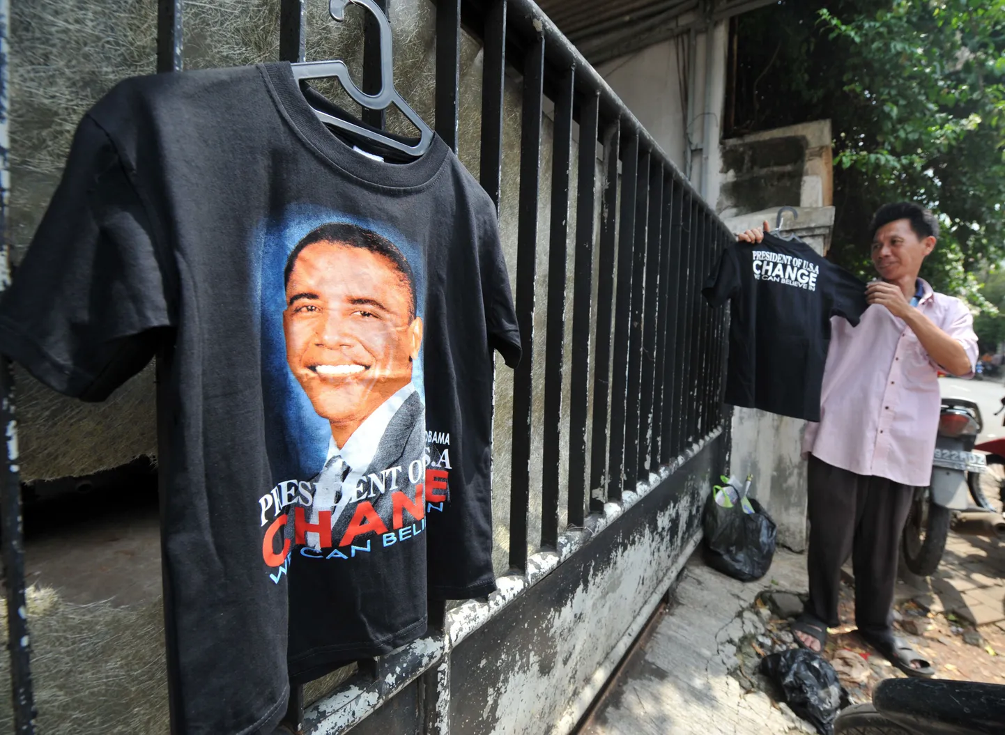 Indoneesias müüakse Obama kunagise kooli ees tema pildiga T-särke.