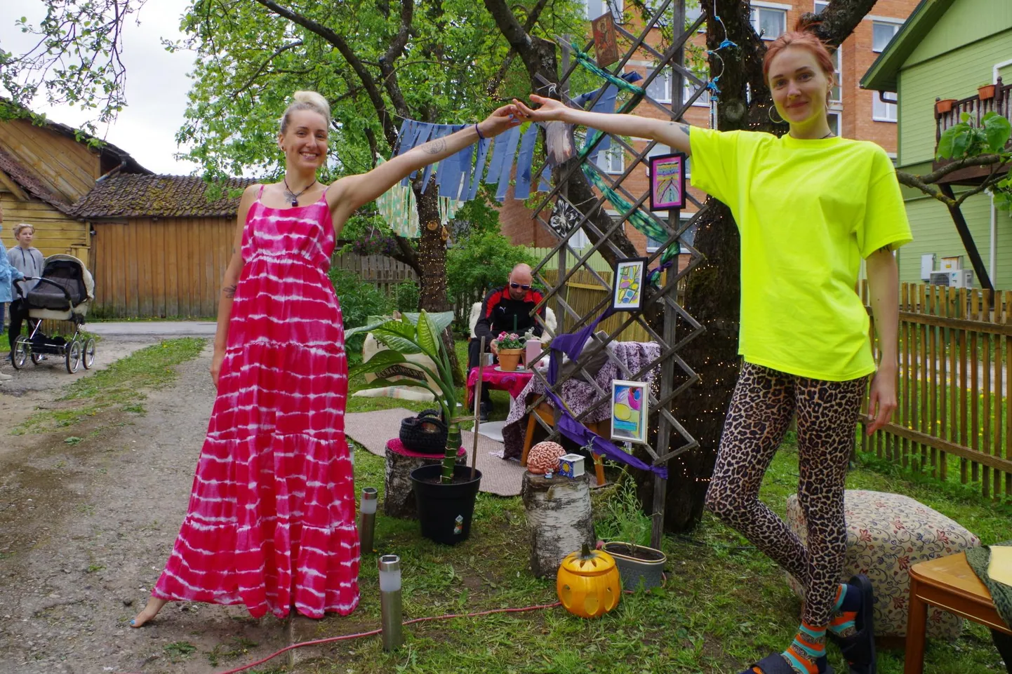 Õed Liina (vasakul) ja Tuuli Suur unistasid oma kohviku avamisest aastaid, kuniks see soov sel kolmapäeval täitus.