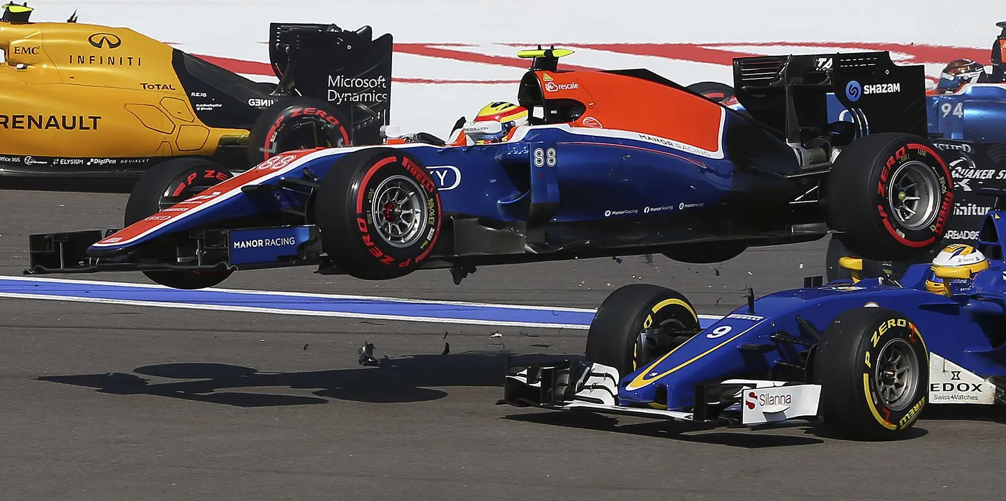 Manori sõitja Rio Haryanto (õhus) töökoht vormel-1 sarjas pole sugugi kindel.