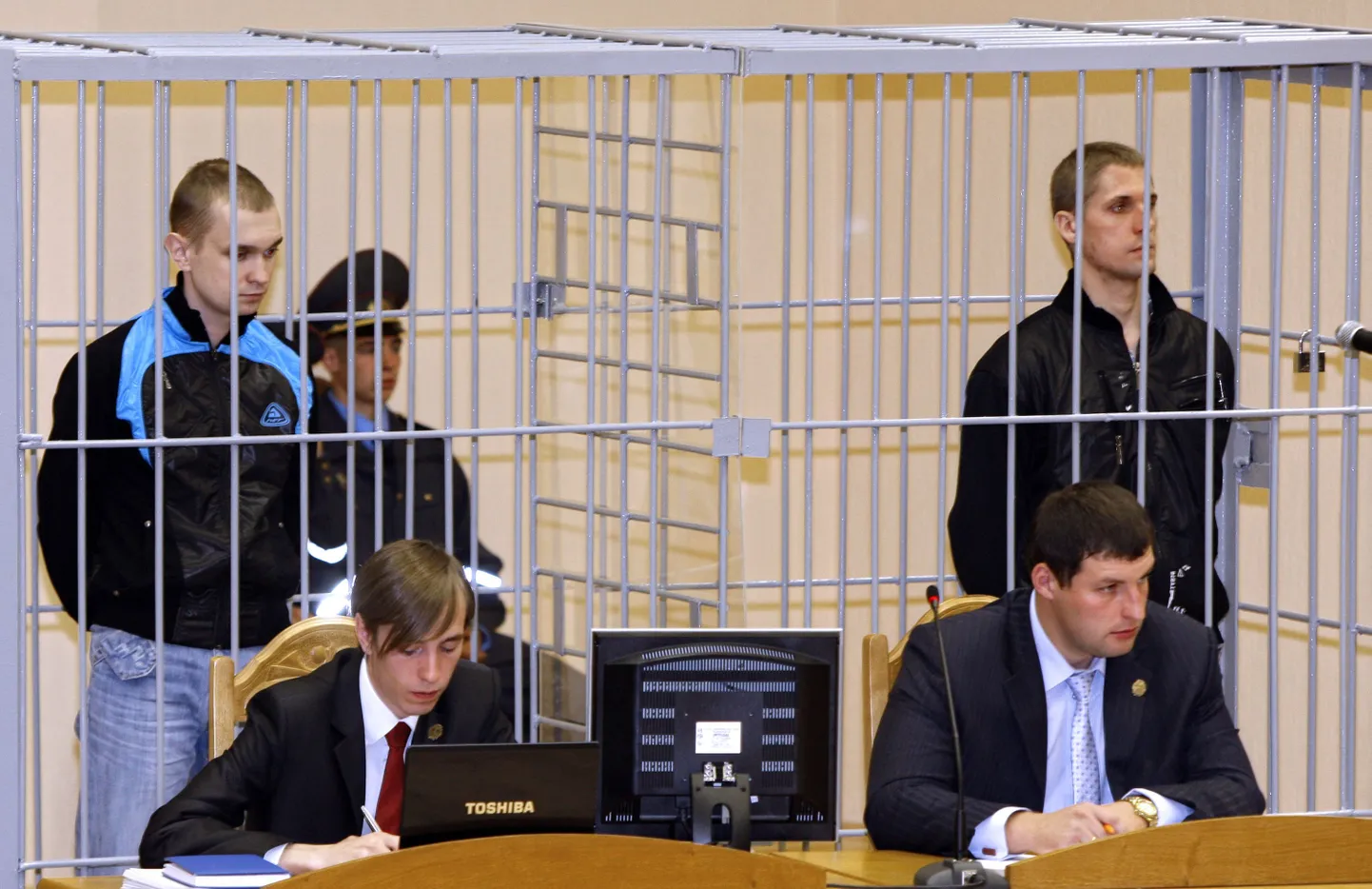 Minski pommiplahvatuse korraldamises süüdistatavad Dmitri Konovalov (paremal) ja Vladislav Kovalev kohtus.