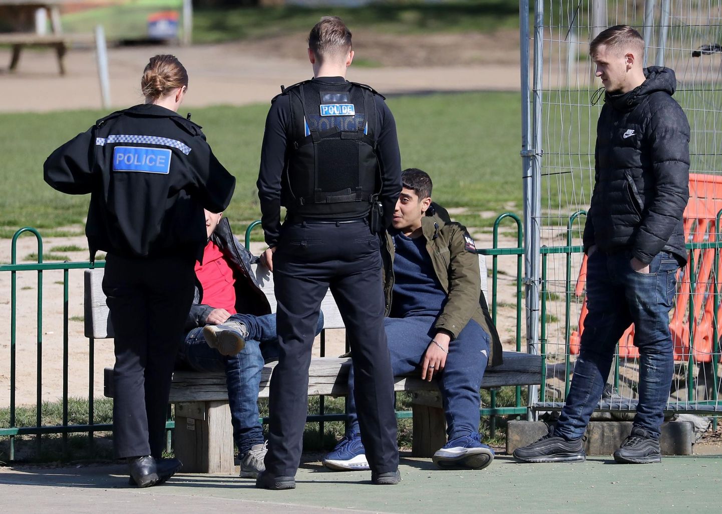 Päev pärast piirangute karmistamist Ühendkuningriigis on kogunemised keelatud. Kenti politseinikud rääkimas mänguväljaku juurde kogunenud noortega Maidstone&#39;is.