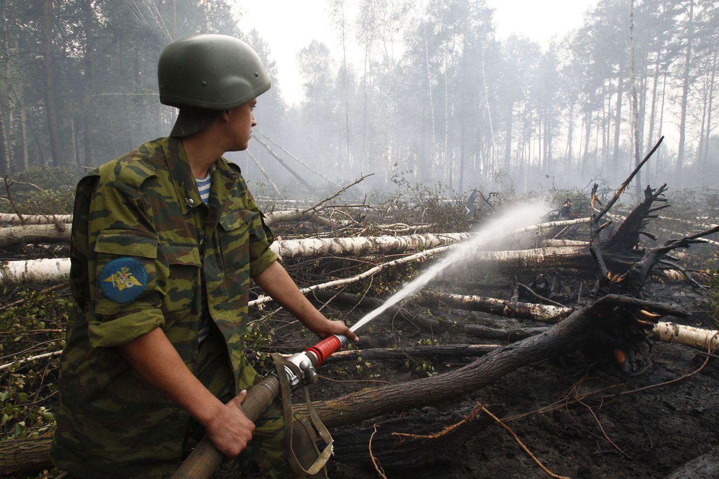 Российский десантник на тушении пожара в Рязанской области. 14 августа 2010 года.
