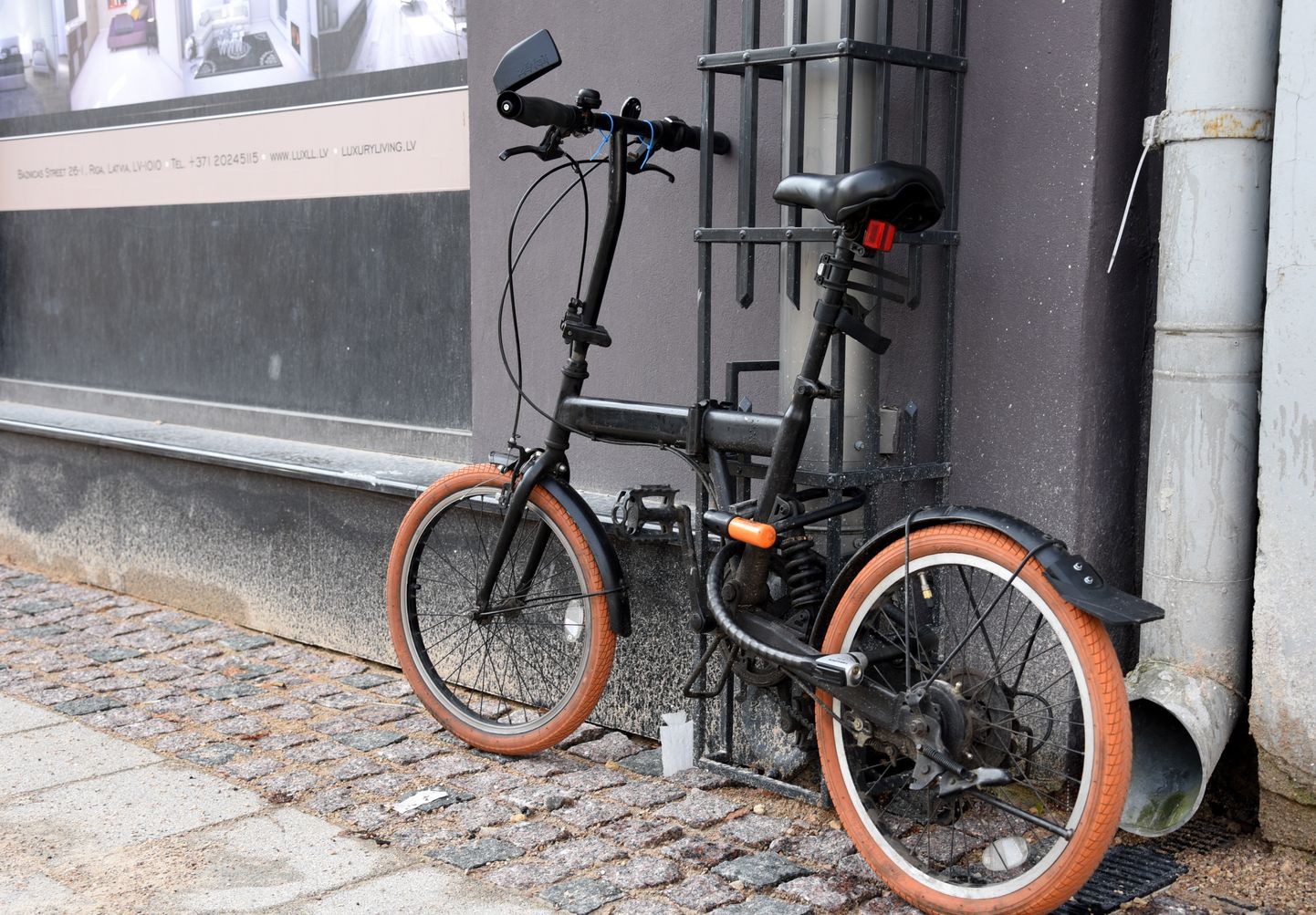 Latvijā norisinās akcija "Diena bez auto", kuras laikā iedzīvotāji tiek aicināti doties savās ikdienas gaitās, izmantojot velosipēdus.