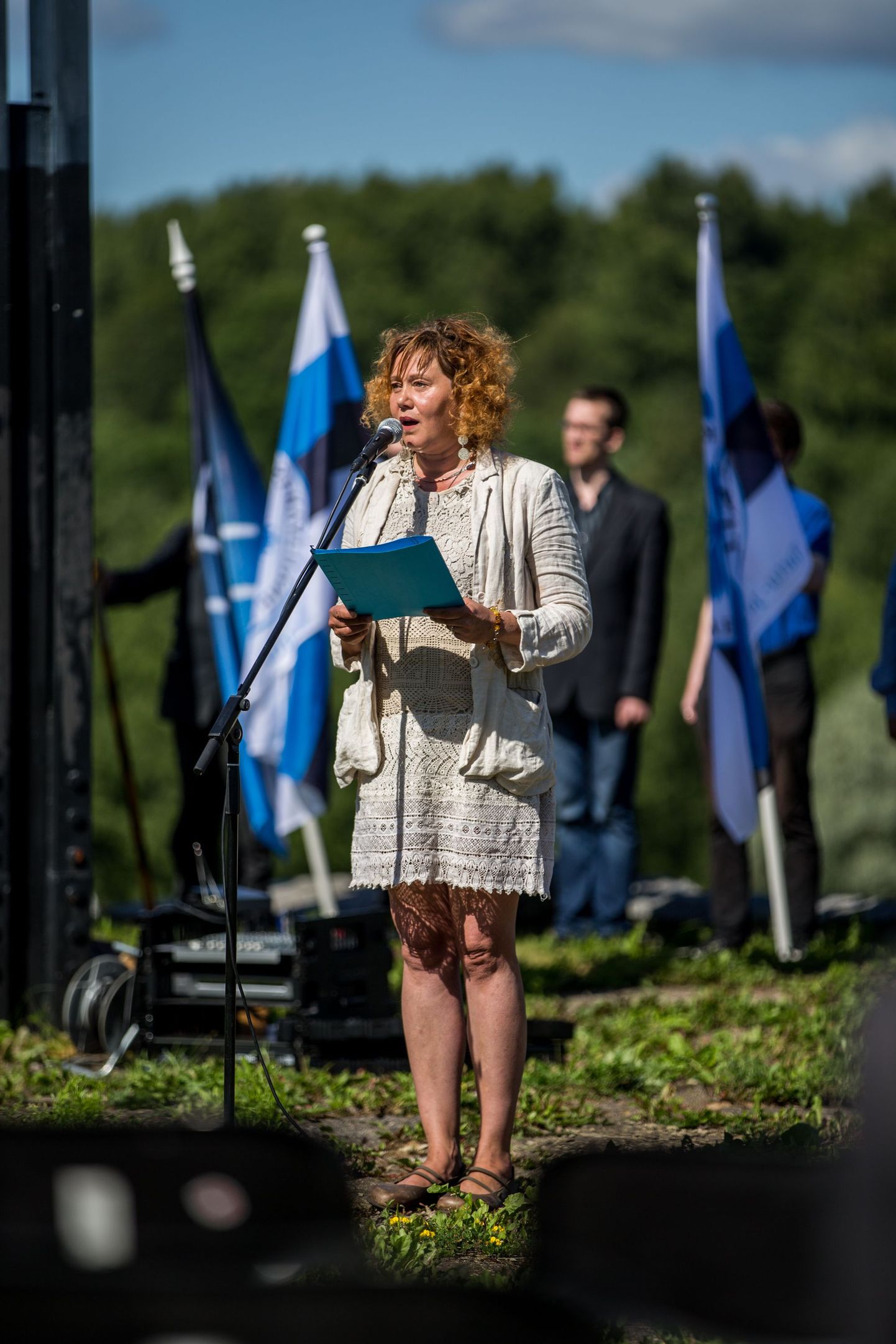 К вопросу о национализме: актриса Мерле Яэгер, видящая в беженцах нечистую силу, выступает на сходке ветеранов 20-й гренадерской (1-й эстонской) дивизии СС на Синимяэских высотах.