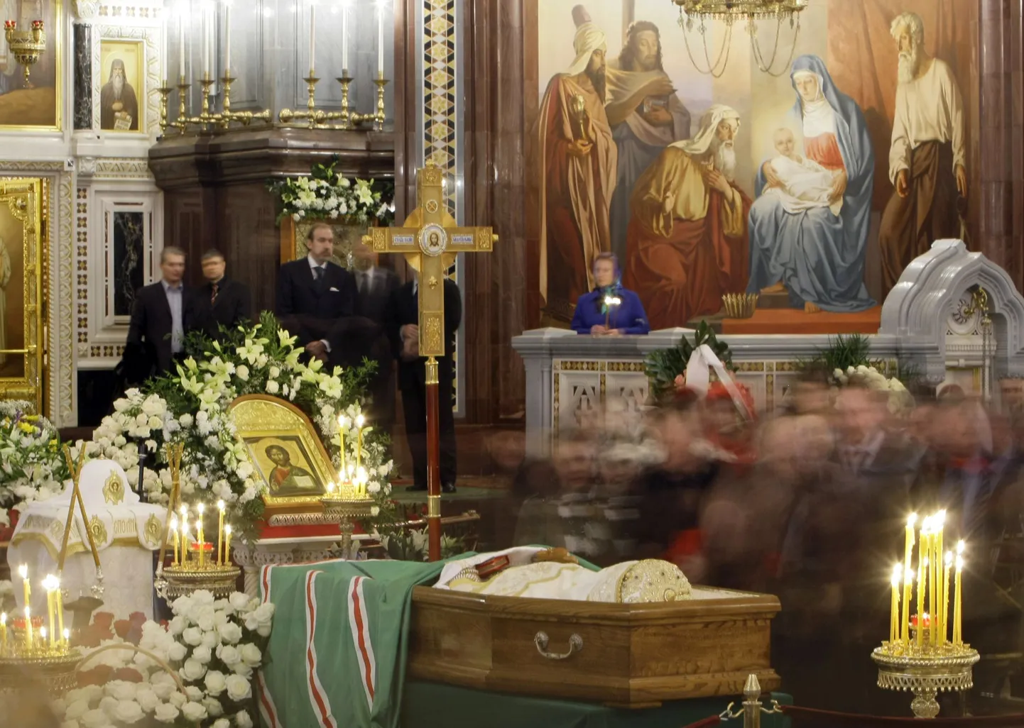 Leinajad Lunastaja Kristuse katedraalis eile.