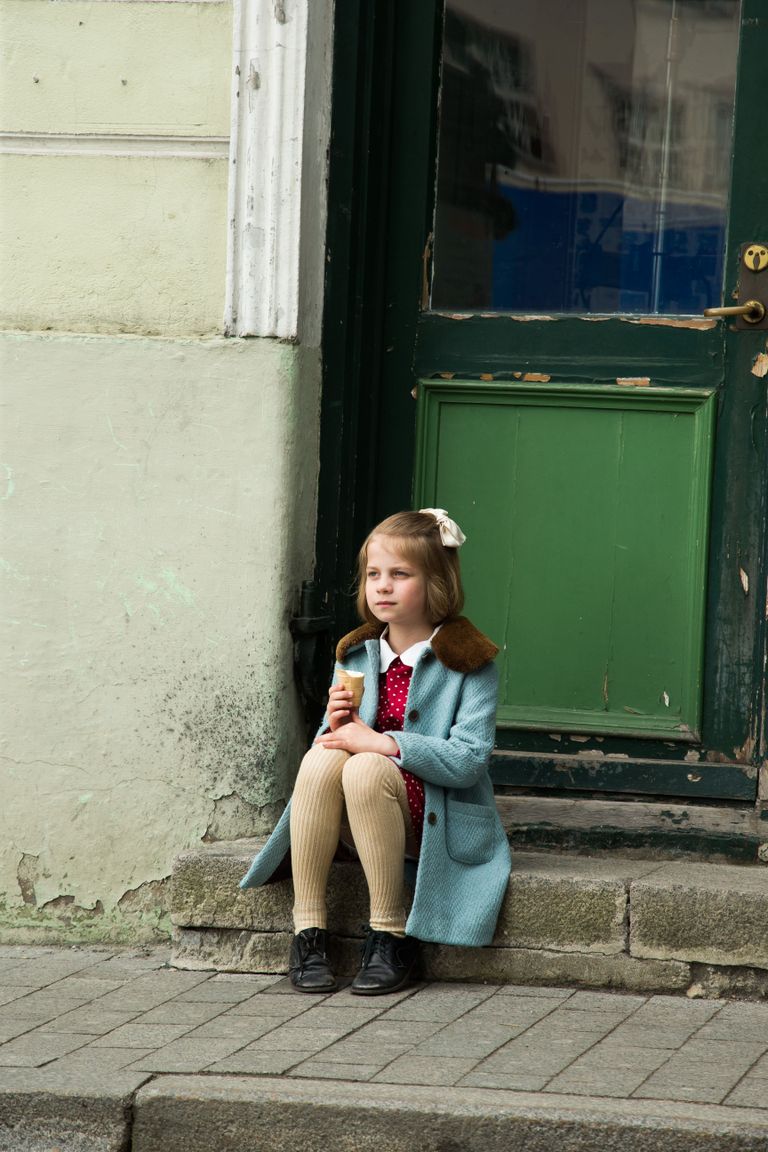 «Seltsimees laps» filmivõtted Raekoja platsil. Leelo (Helena Maria Reisner) sööb juuksuritrepil jäätist.