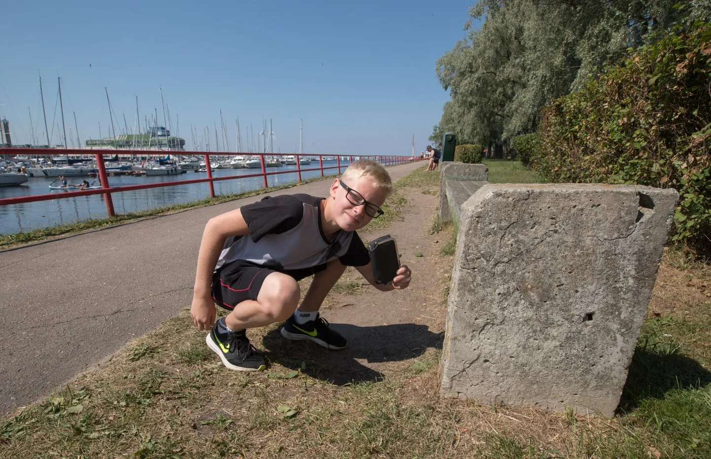 Roger sai eile Postimehe ajakirjanikuga rääkimise ajal hakkama veel ühe heateoga, kui leidis Tallinnas Pirita jõe kõrvalt pingi alt rahakoti, kus olid sees vaid dokumendid, ning palus oma emal kohe sotsiaalmeedia kaudu hakata selle omanikku otsima.