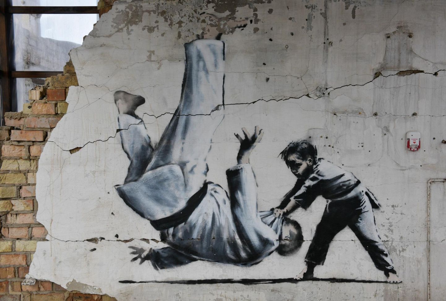 Tänavakunstnik Banksy seinamaaling Ukrainas Borodjanka linnas.