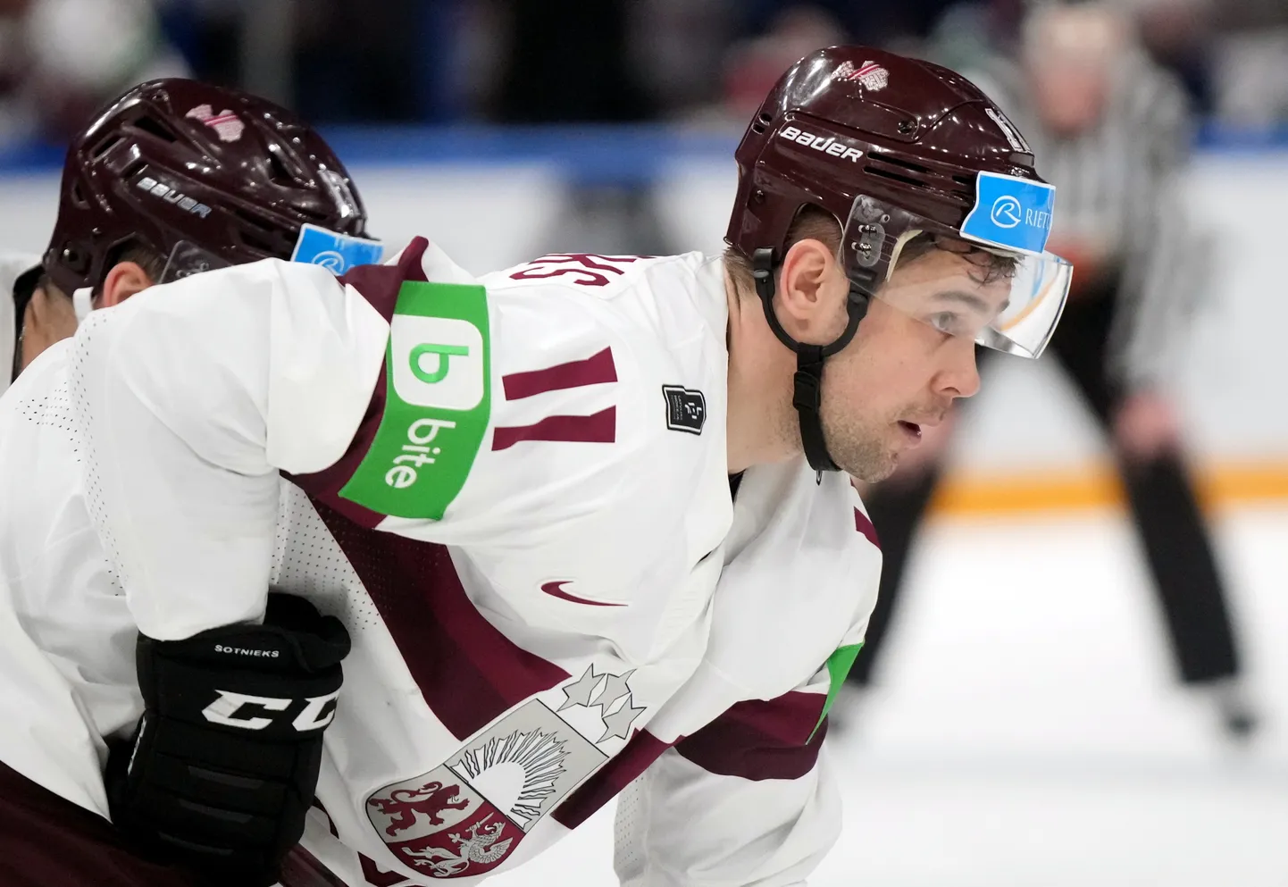 Latvijas hokeja izlases spēlētājs Kristaps Sotnieks