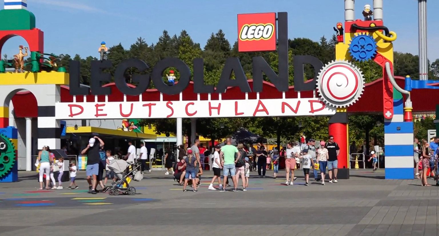 ЧП произошло на американских горках в парке Legoland в Баварии. На аттракционе "Огненный дракон" столкнулись два поезда.