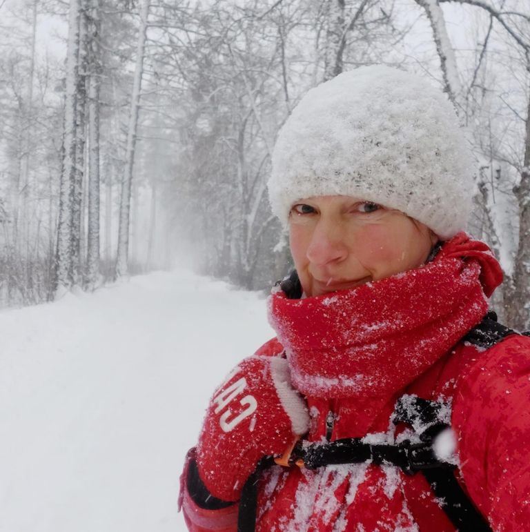 Matkapisikuga nakatunud Pärnu Postimehe ajakirjanik Merle Rallmann võttis koroonapandeemiast tingitud reisikeelu ajal ette talvise rännutee kodumaal.