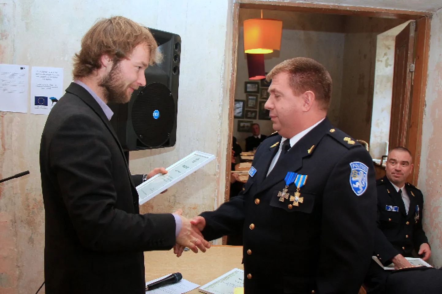 Pildil: maavanema tänukirja võtab vastu politseiametnik Kalev Orgvee