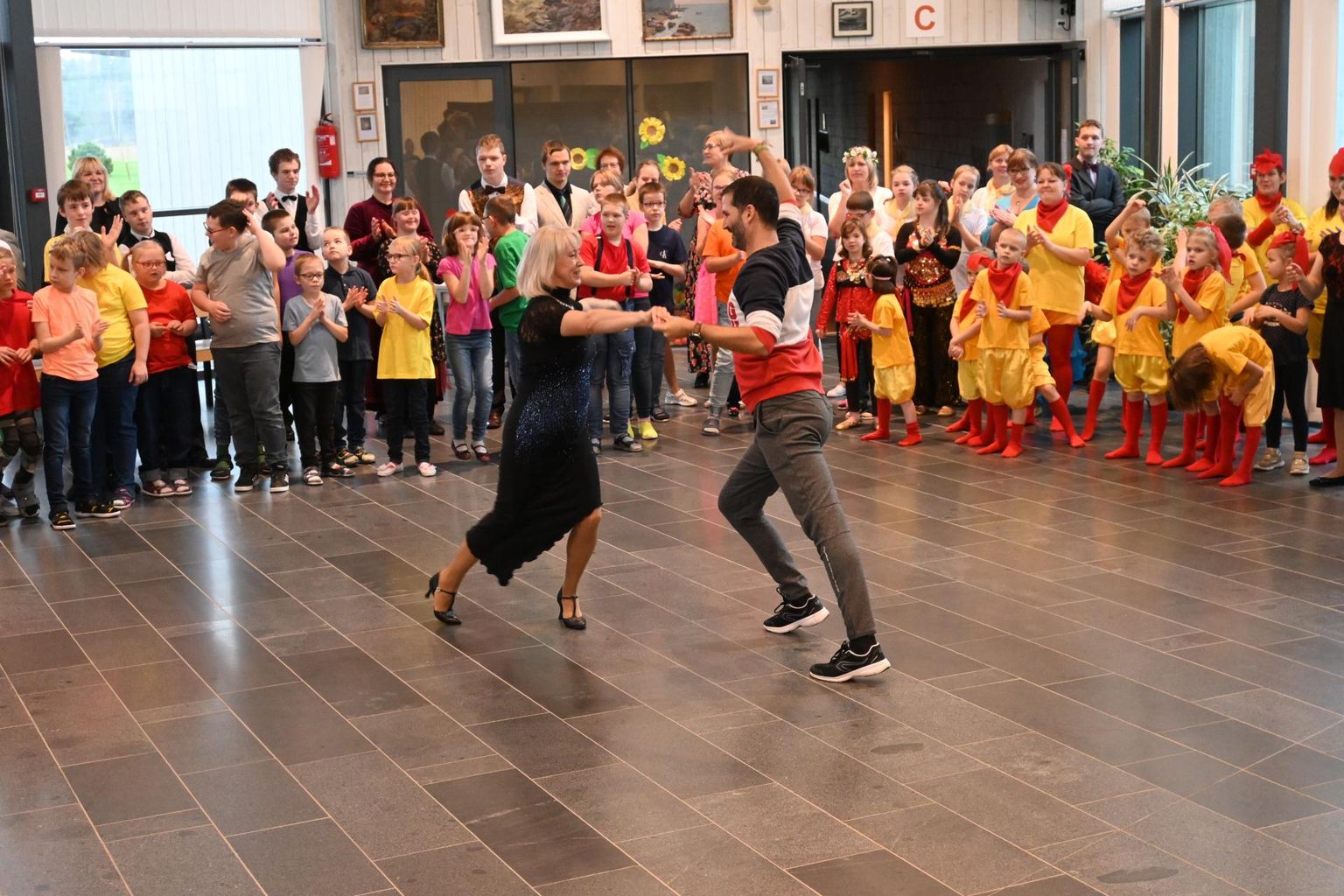 Porkuni tantsuõpetaja Kaire keerutab sambat Hispaania õpetaja Alvaroga.