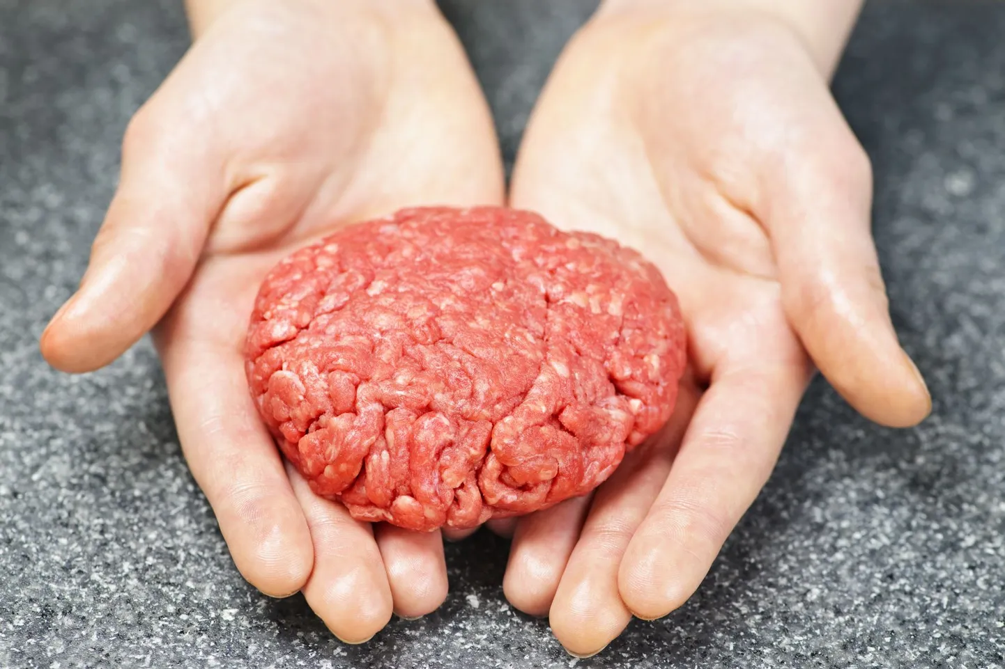 Toores burgerikotlett.