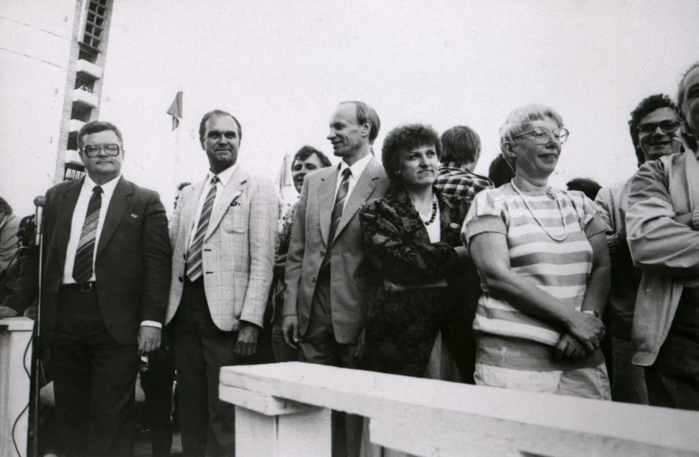 Rahvarinde korraldatud NLKP XIX konverentsi delegaatide kohtumine rahvaga Lauluväljakul 17. juunil 1988. Vasakult: Edgar Savisaar, Indrek Toome, Enn-Arno Sillari, Läti saadik Prunskiene, Marju Lauristin, Hagi Šein.