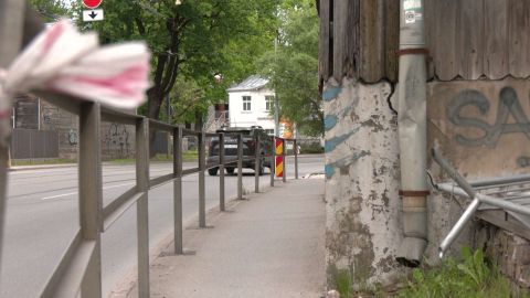 VIDEO ⟩ Brīdina par bīstami šauru gājēju ietvi Pār