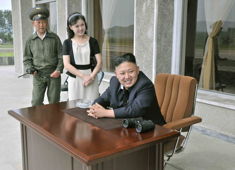 Kim Jong-un ja ta naine Ri Sol-ju külastamas sõjaväeosa