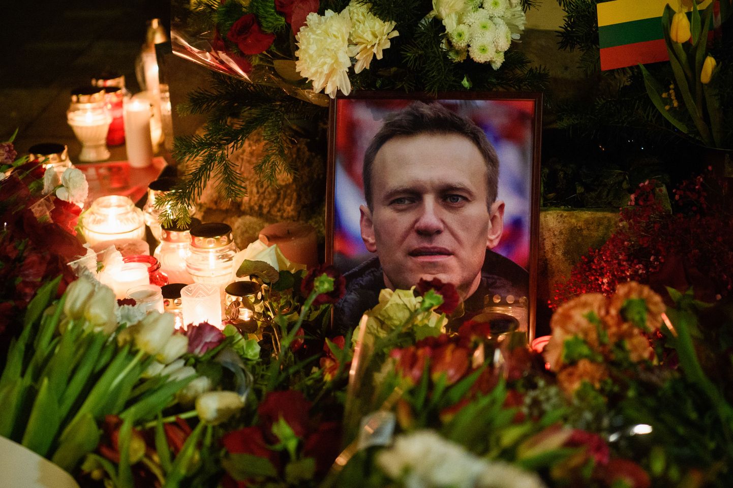Импровизированный мемориал Навальному в Вильнюсе.
