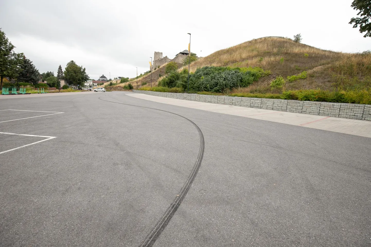 Rakvere Vallimäe parkla on kogu aeg driftijälgi täis.