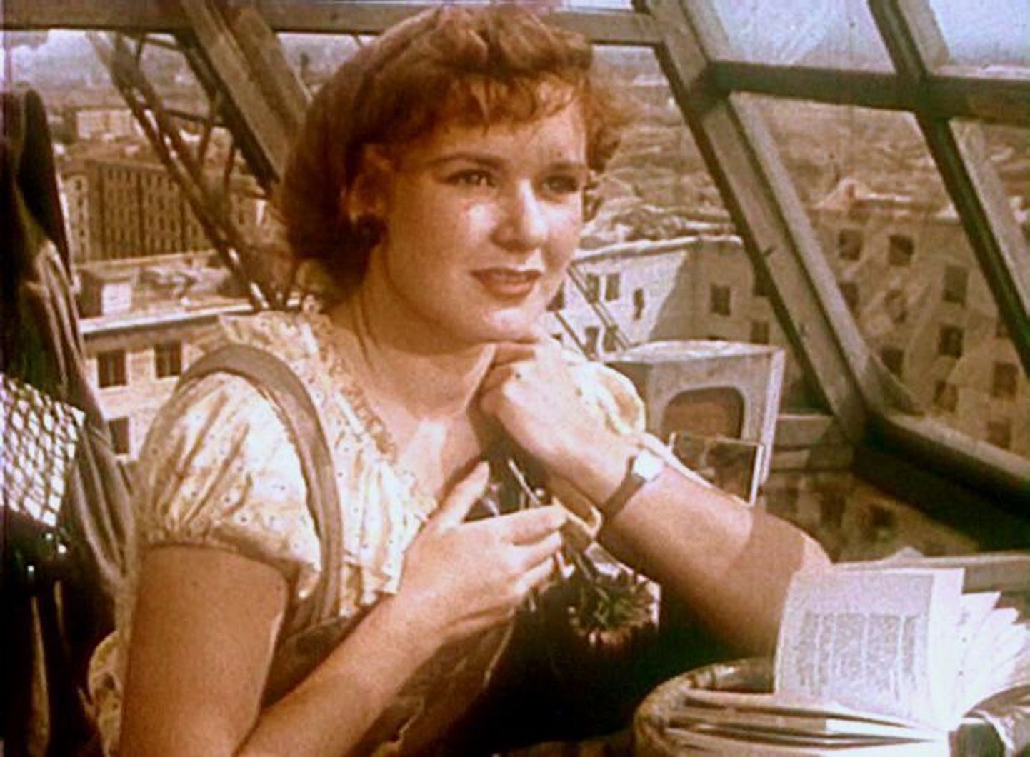 Светлана Харитонова. Кадр из фильма "Девушка без адреса" (1957)