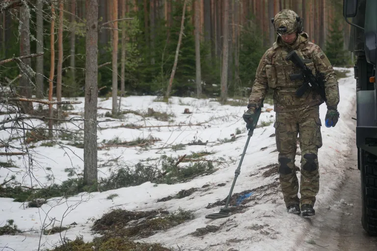 Metalliotsijaga võimalike peidetud lõhkekehade tuvastamine.