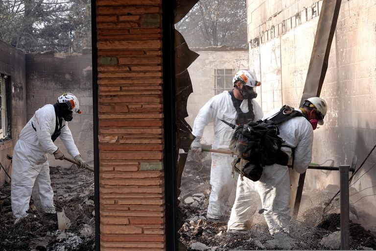 Päästetöötajad otsimas hukkunuid metsapõlengus hävinenud hoones Paradise'i linnas Californias.