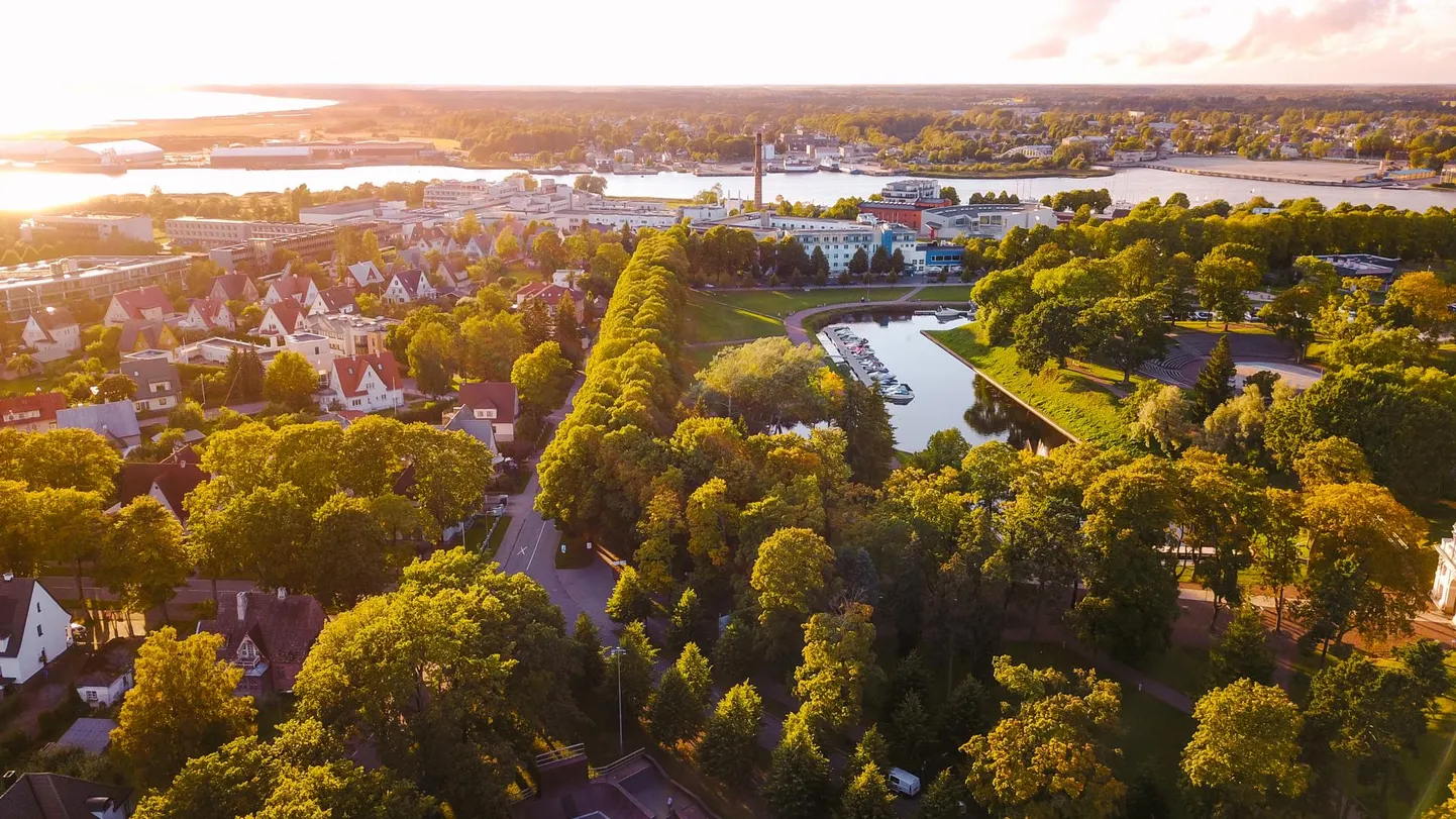 Pärnu linnulennult päikeseloojangul.