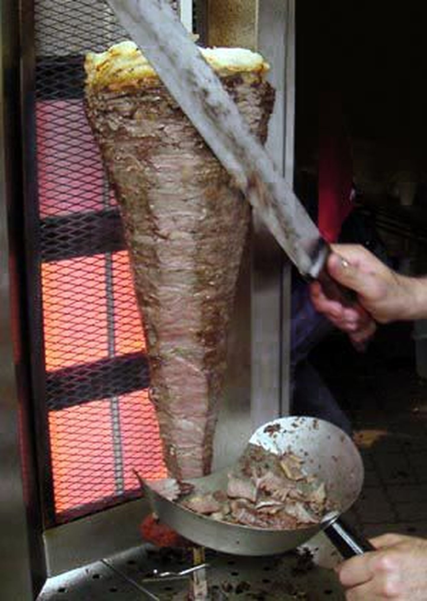 Kõige tüüpilisema kiirtoidu Döner-Kebabi valmistamiseks lõigutakse liha niimoodi.