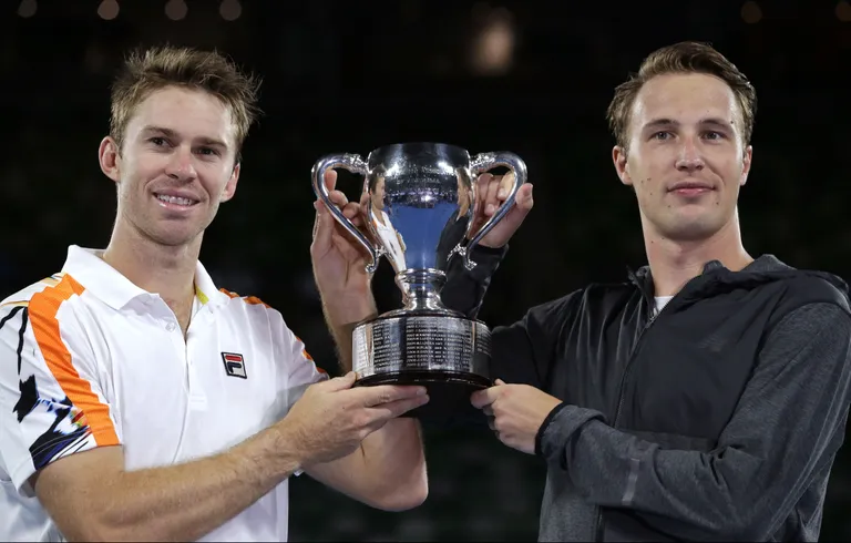 Soomlane Henri Kontinen (paremal) ning tema paarismängupartner, austraallane John Peers Austraalia lahtiste tennisemeistrivõistluste karikaga selle aasta jaanuari lõpus. / AARON FAVILA/AP/Scanpix