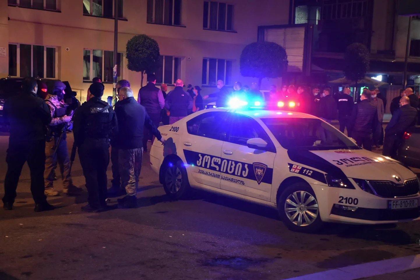 Politseijõud Gruusias Zugdidis pangahoone juures, kus relvastatud isik võttis pantvangi mitukümmend inimest.