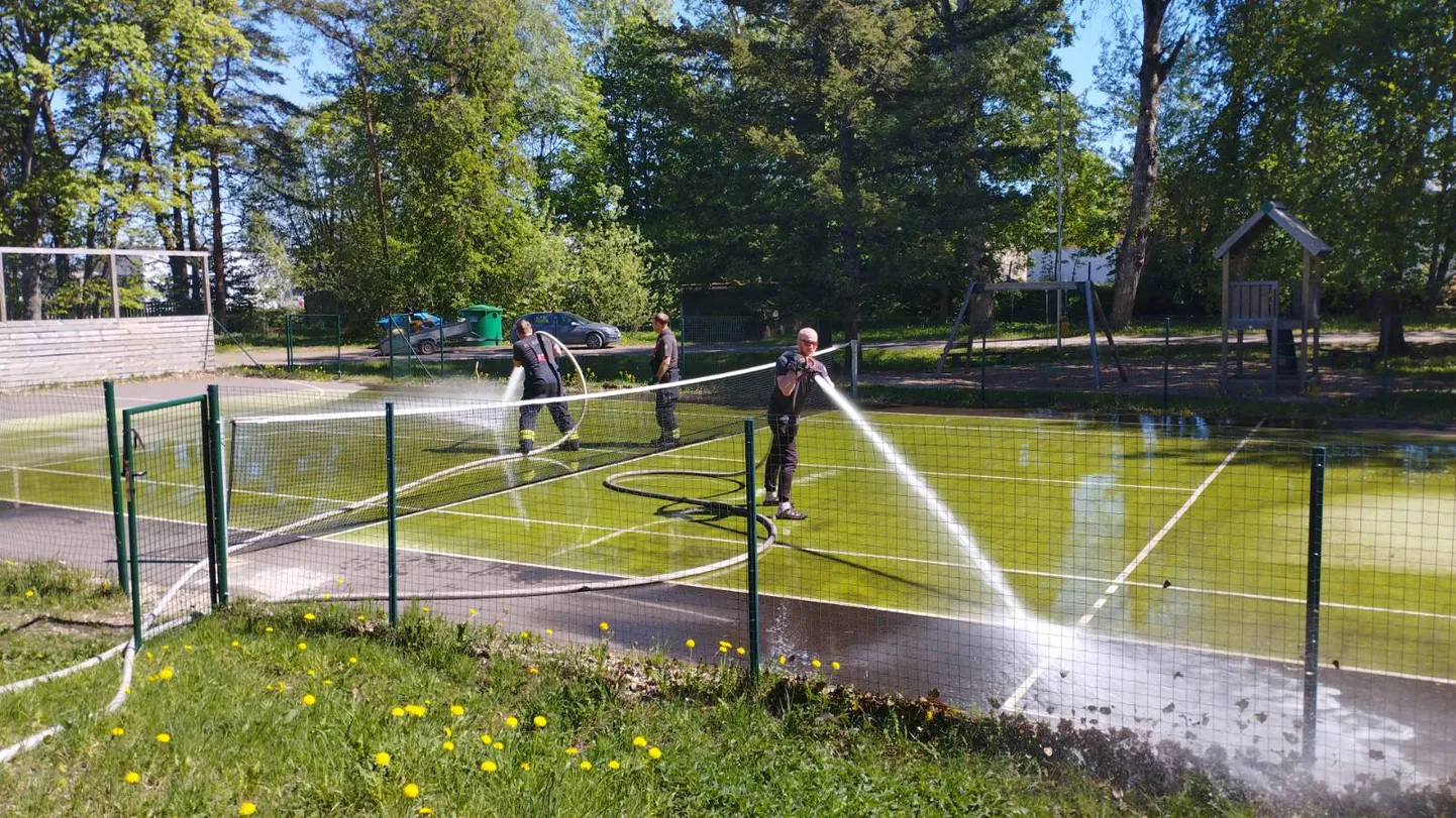 Päästjad pesid spordirajatise puhtaks.