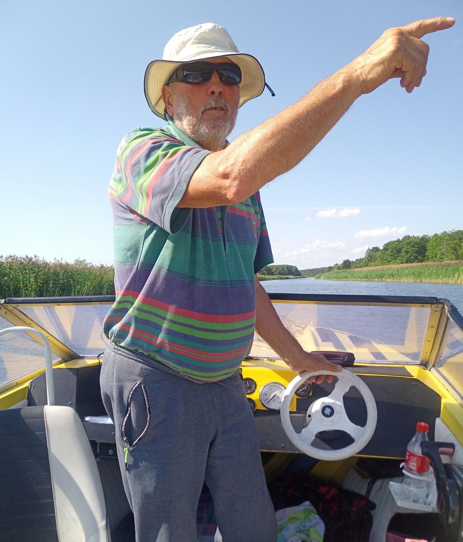 Eiki Eriste käib oma mootorpaadiga kalastamas valdavalt kitsukesel Audru jõel ja Pärnu lahel.

 