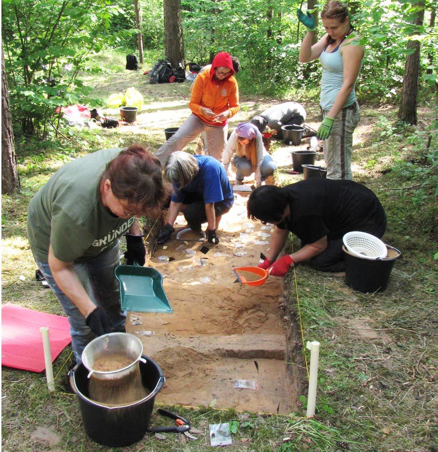 Финские археологи-любители из объединения Ango на раскопках поблизости от Нарва-Йыэсуу, на месте древнего поселения, которое могло быть основано более чем 4000 лет назад.