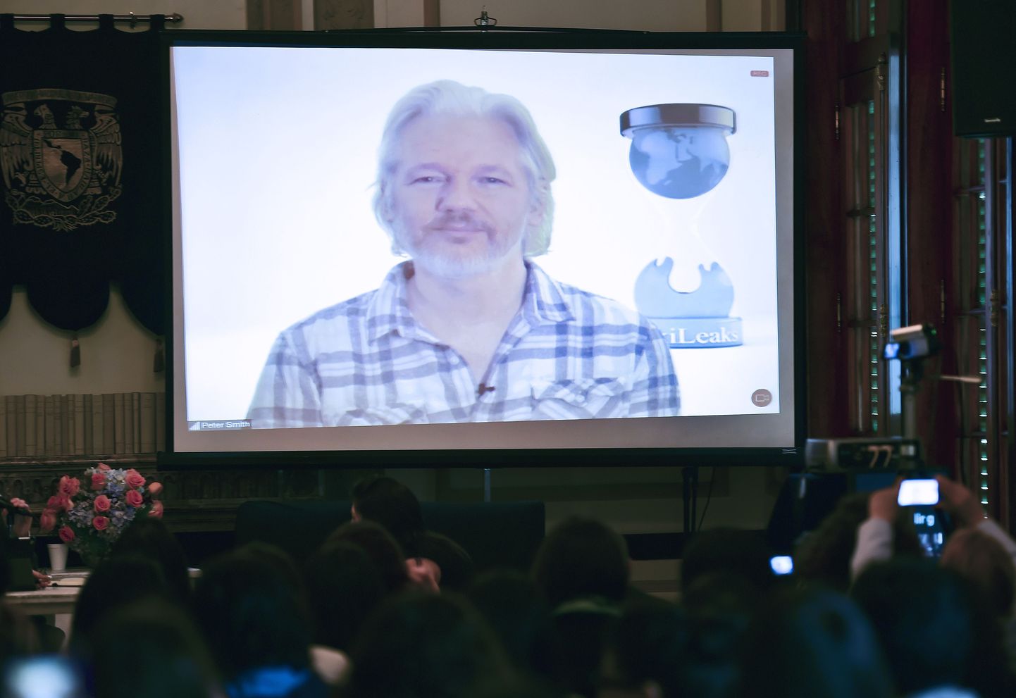 Julian Assange rääkimas videokonverentsil