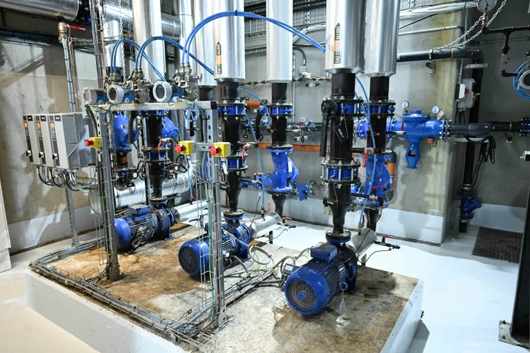 Pariisis toimuvatel olümpiamängudel varustab sportlaste olümpiaküla jahedusega geotermiline elektrijaam. See lahendus pidi kasvuhoonegaaside heitkogust vähendama, kuid pani korraldajad konditsioneeridest loobuma. Lõpuks siiski varustati sportlased 2500 kliimaseadmega.