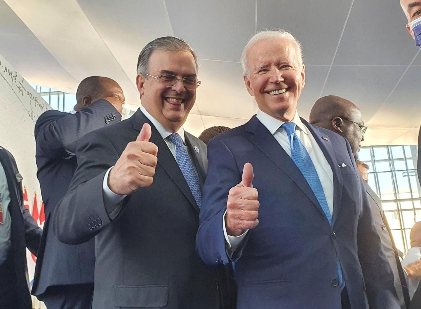 USA president Joe Biden  ja Mehhiko välisminister Marcelo Ebrard (vasakul) poseerivad Roomas G20 tippkohtumisel.