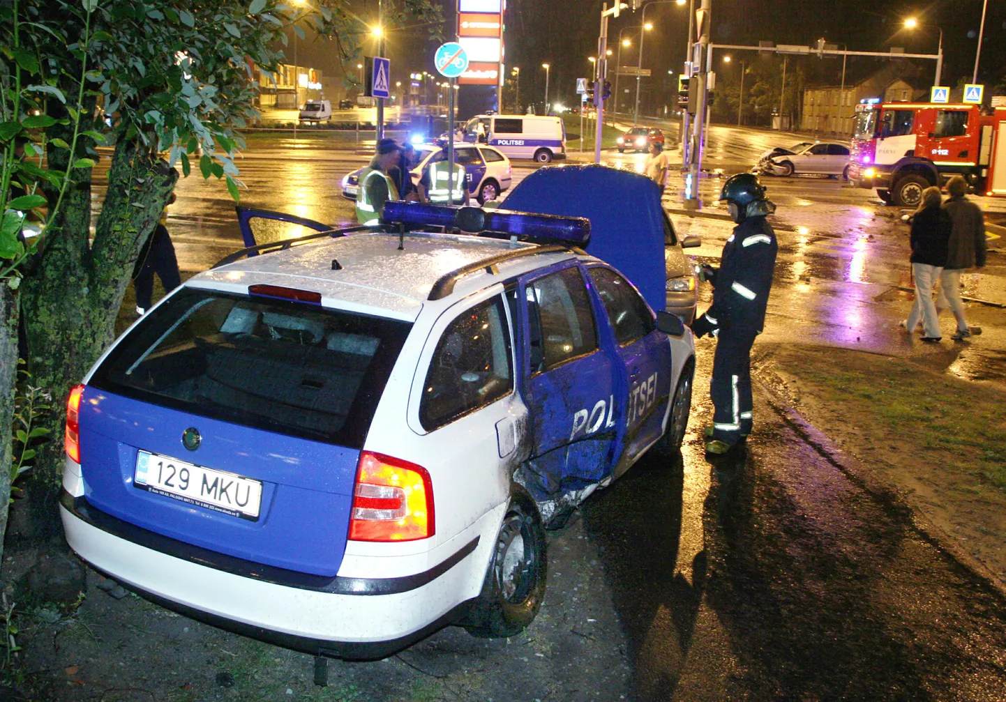 Politseiautodega juhtub ikka avariisid. Fotol liiklusõnnetus Pärnus.