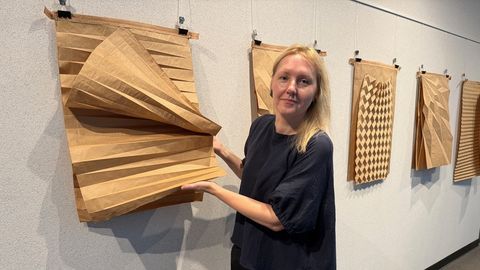 Matemaatik ja kunstnik Tiina Kraav ühendab numbrid, koodid ja käsitöö Delta majas piltideks