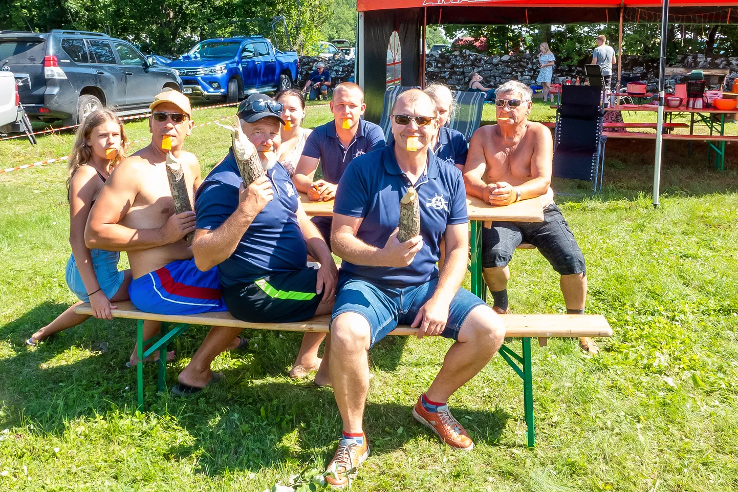 PÄRSAMA SELTSI “KOPRAD”: Siinpool lauda (vasakult) Marii Mägi, Tanel Mägi, Jaan Ärmus, Jaanus Põldmaa, teisel pool Ingrid Laas, Mihkel Aulik, Johanna Arukask, Madis Mägi.