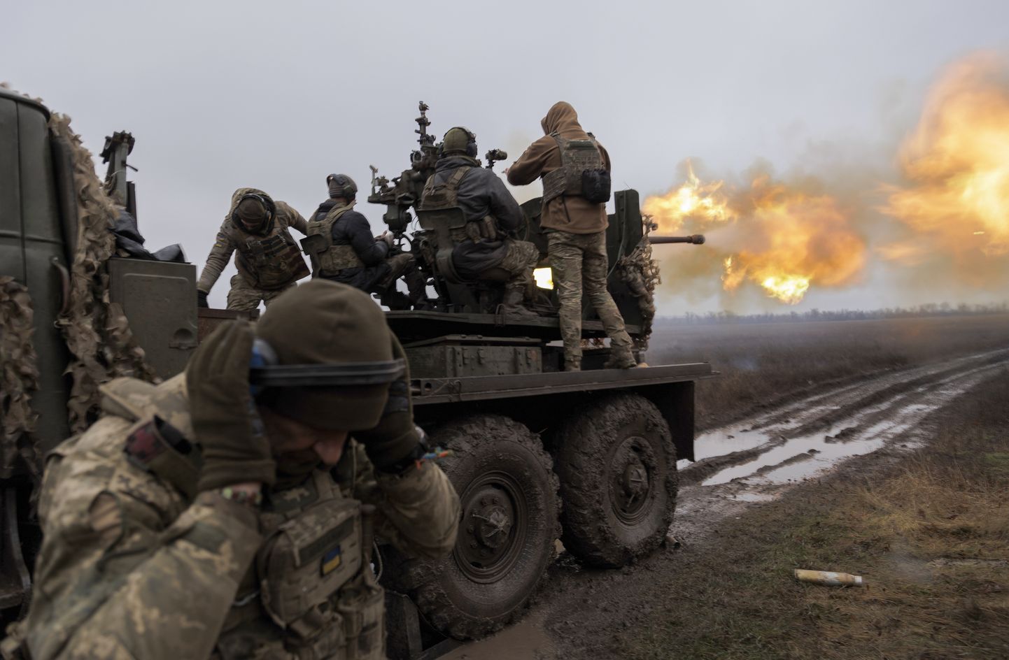 Ukraina võitlejad Zaporižžja all Vene vägedele tuld andmas. Detsember 2023.