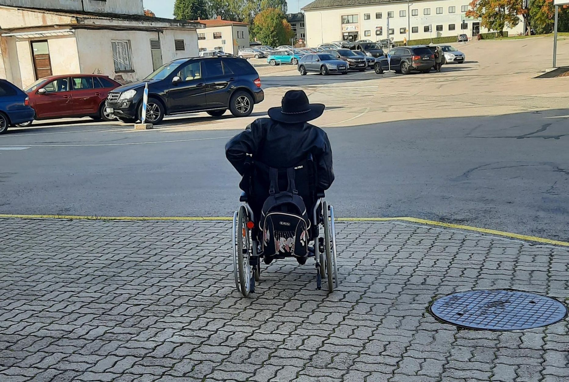 See mees liikus ratastooliga ümber Viljandi kaubamaja ja küsis möödujatelt raha. Oma sõnul ravimite tarbeks.