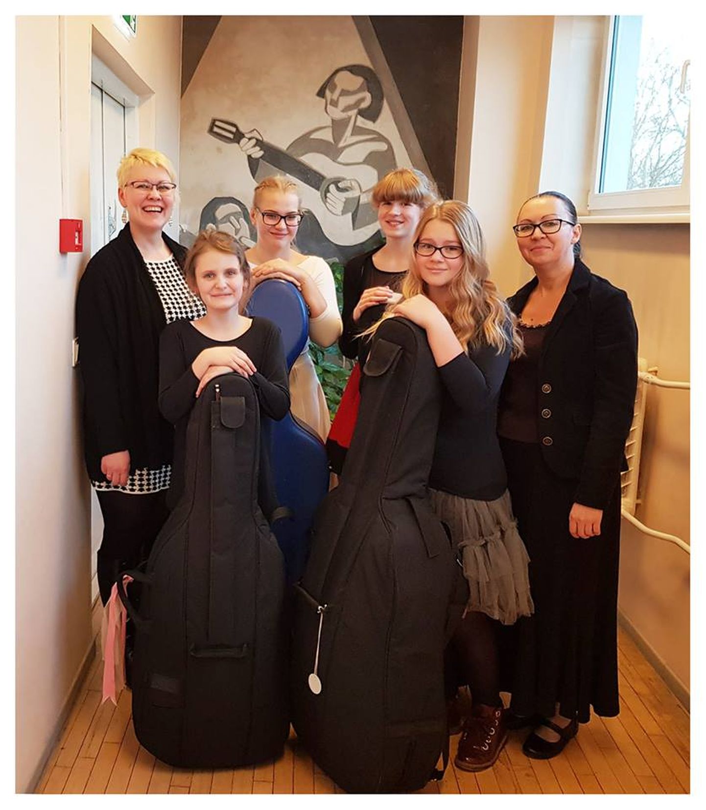 Türi muusikakooli esindus üle-eestilisel konkursil: (tagareas vasakult Helen Ott, Heidy Heleen Trug,Kirsi Talvoja ja (ees vasakult) Karola Lee Aasavelt ja Teele Lotte Trug.