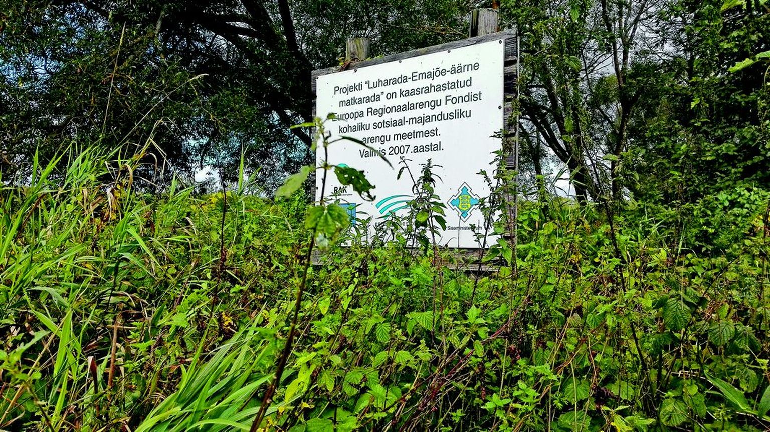 Nõgestesse kasvanud infotahvel Kärevere silla lähedal annab teada, et luharada rajati 2007. aastal Euroopa regionazalarengu fondi kaasrahastusel. Kümme aastat hiljem pole sealkandis rajast järel suurt midagi.