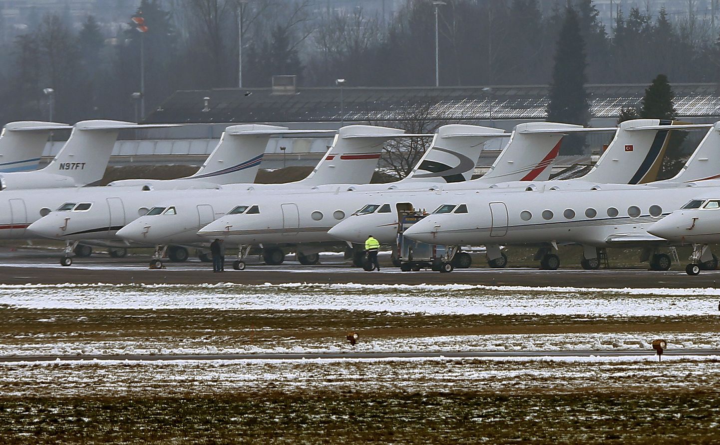 Eralennukid Šveitsi lennuväe baasis Dübendorfis. Lennujaam on üks neist, mida kasutatakse Davosis toimuvale Maailma Majandusfoorumile saabumiseks ja lahkumiseks.