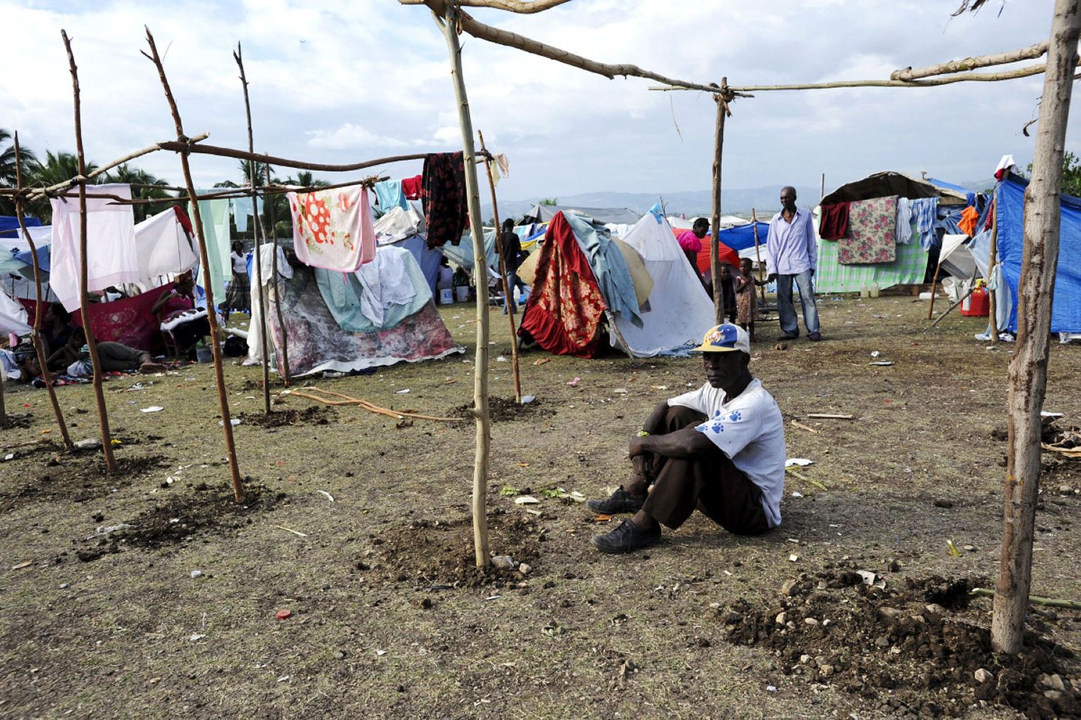 Pärast maavärinat elavad inimesed lageda taeva all. Foto Jacmelis asuvast laagrist.