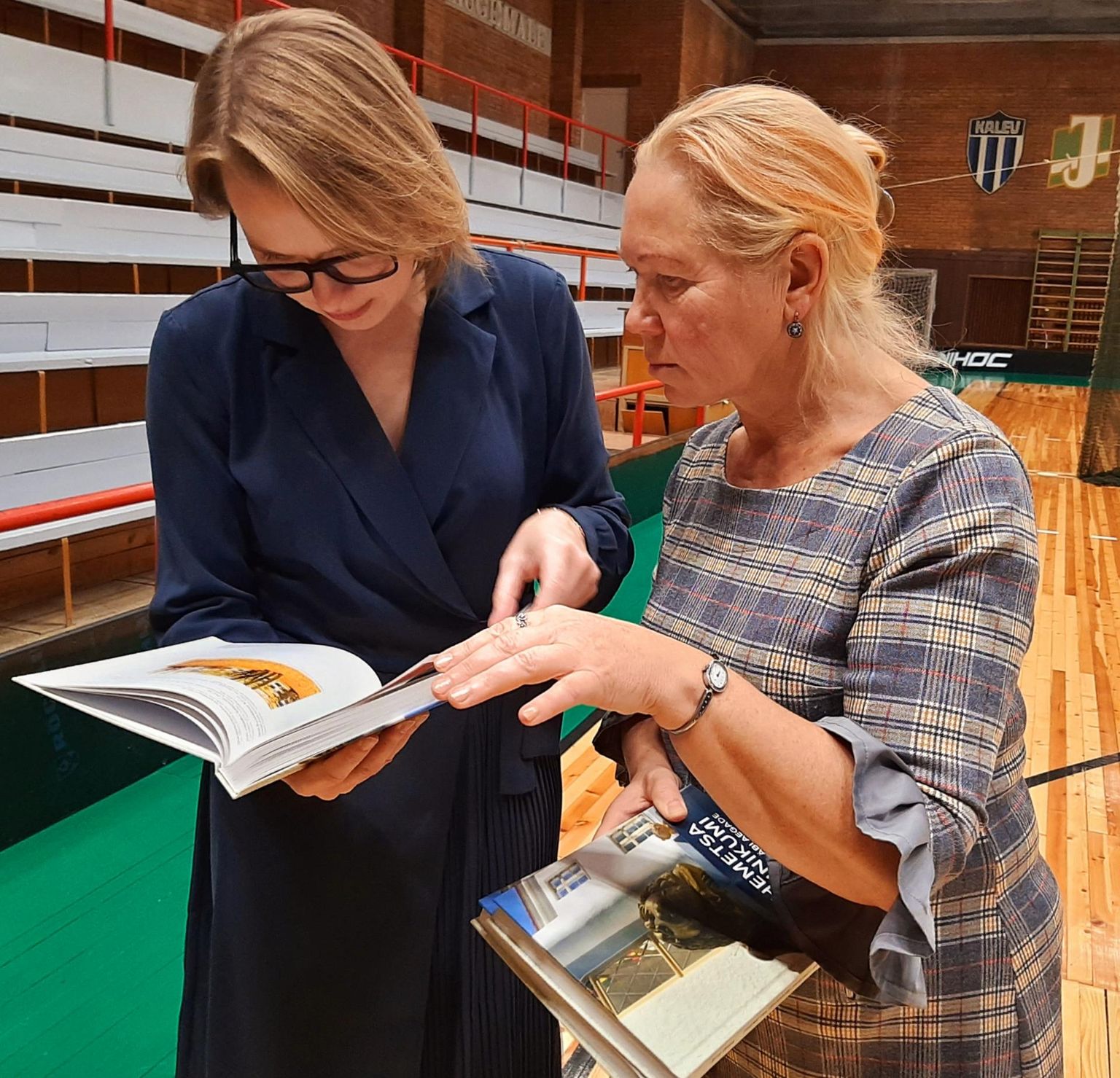 Raamatu „Tihemetsa tehnikumi teekond läbi aegade” autor Erna Gross (paremal) jagas oma raamatu esitlusel kodukohas autogramme.