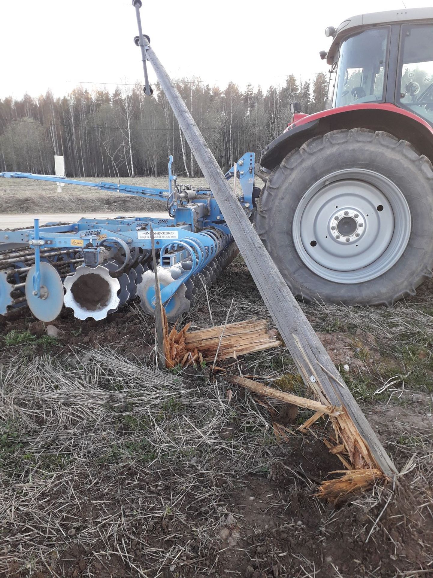 Põlva vallas Savimäe külas sõitis põllul haakeseadeldisega traktor maha elektriposti.